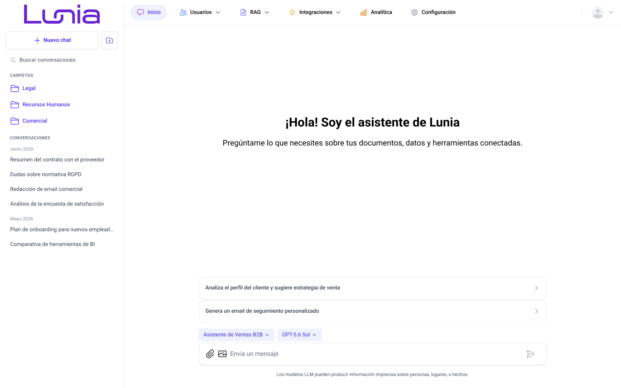 Pantalla de inicio con el panel lateral de carpetas y conversaciones a la izquierda, el mensaje de bienvenida en el centro y la caja del chat en la parte inferior