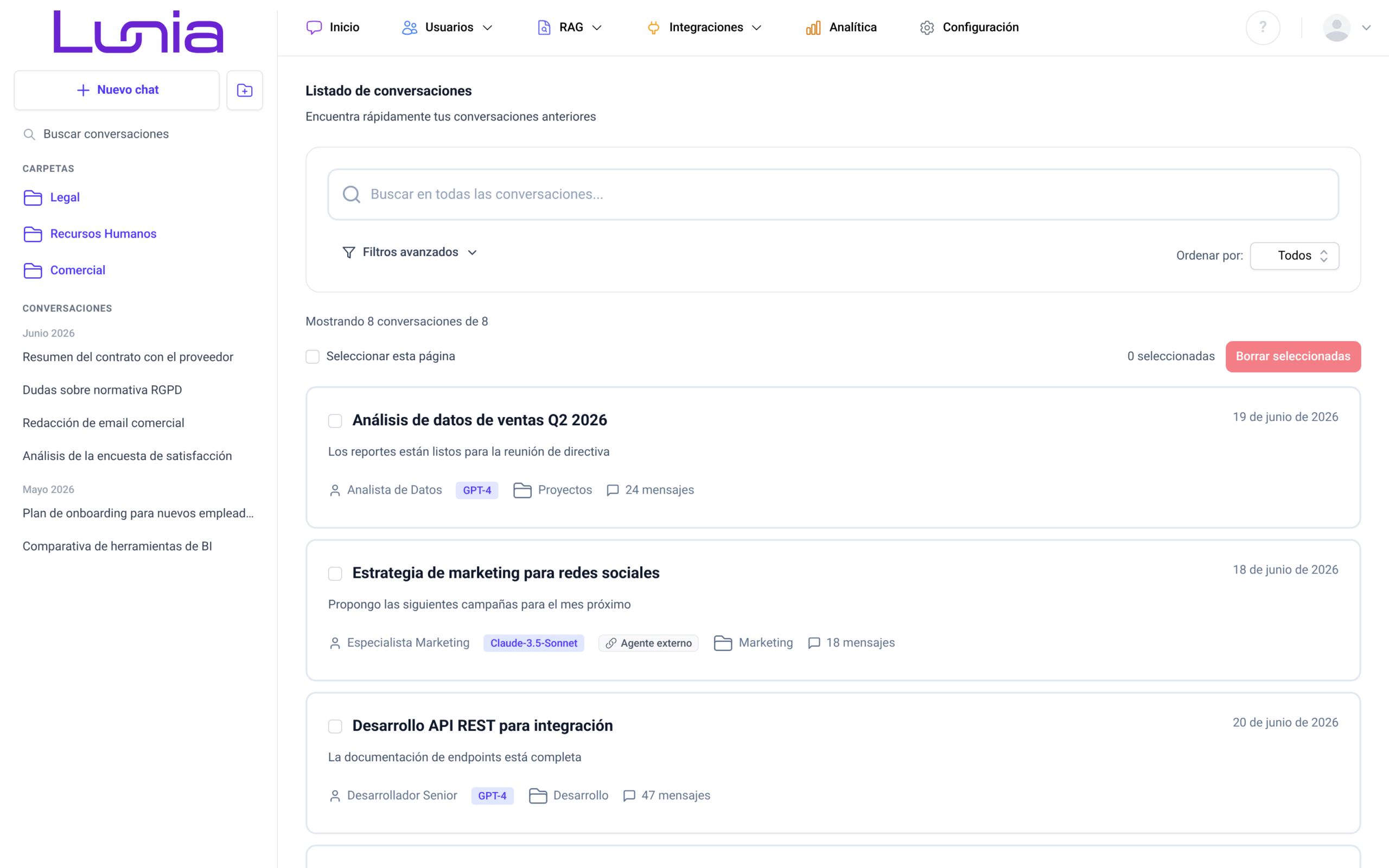 Listado de conversaciones con el campo de búsqueda, el botón Filtros avanzados, el selector Ordenar por, la barra de selección con el botón Borrar seleccionadas y las tarjetas de cada conversación con su casilla de selección