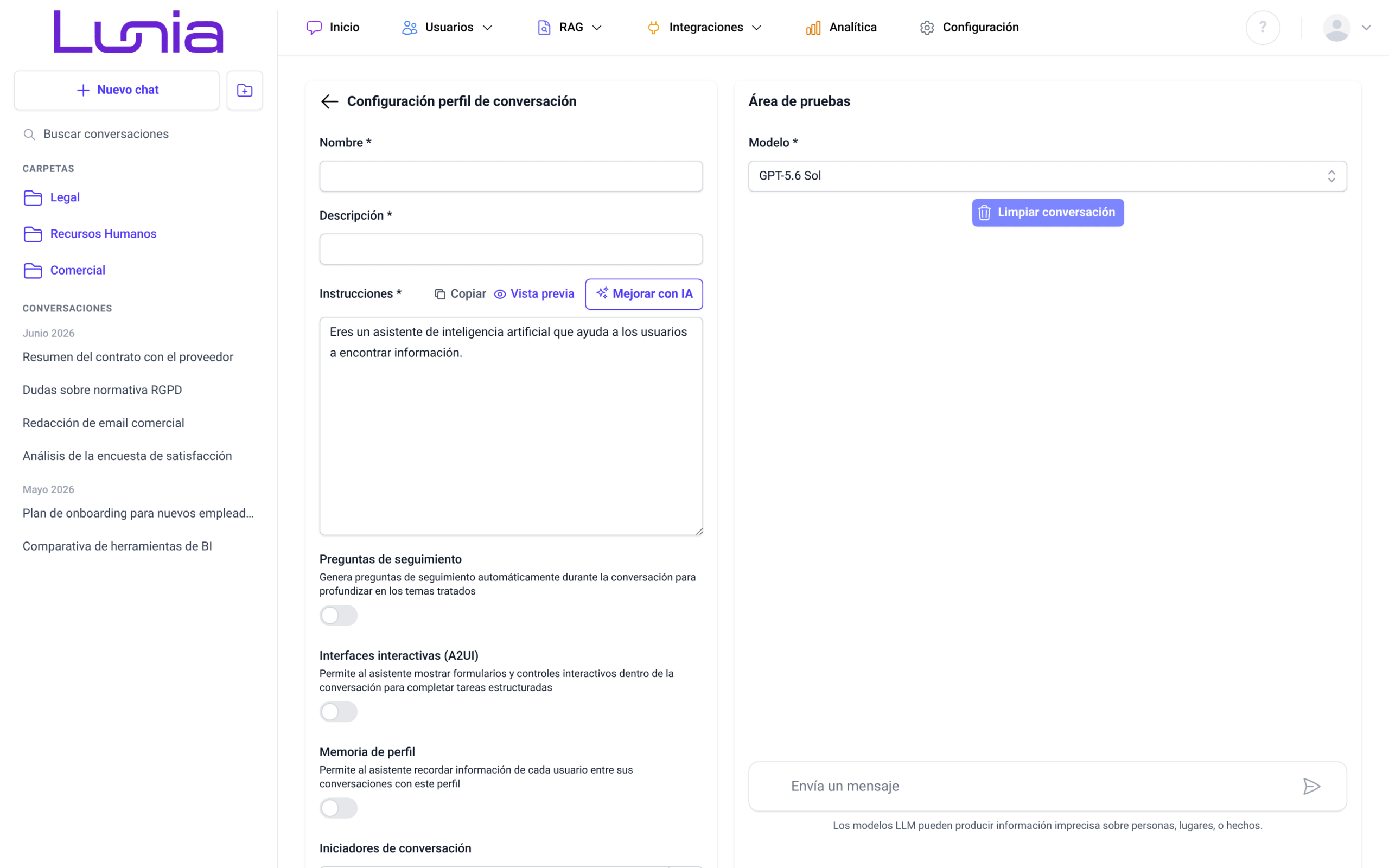 manual-chat-inteligente-04b-crear-perfil-c41bdfe9 Pantalla de creación de un perfil: a la izquierda el formulario Configuración perfil de conversación con Nombre, Descripción, Instrucciones y los interruptores Preguntas de seguimiento, Interfaces interactivas (A2UI) y Memoria de perfil; a la derecha el Área de pruebas con el selector Modelo, el botón Limpiar conversación y la caja Envía un mensaje